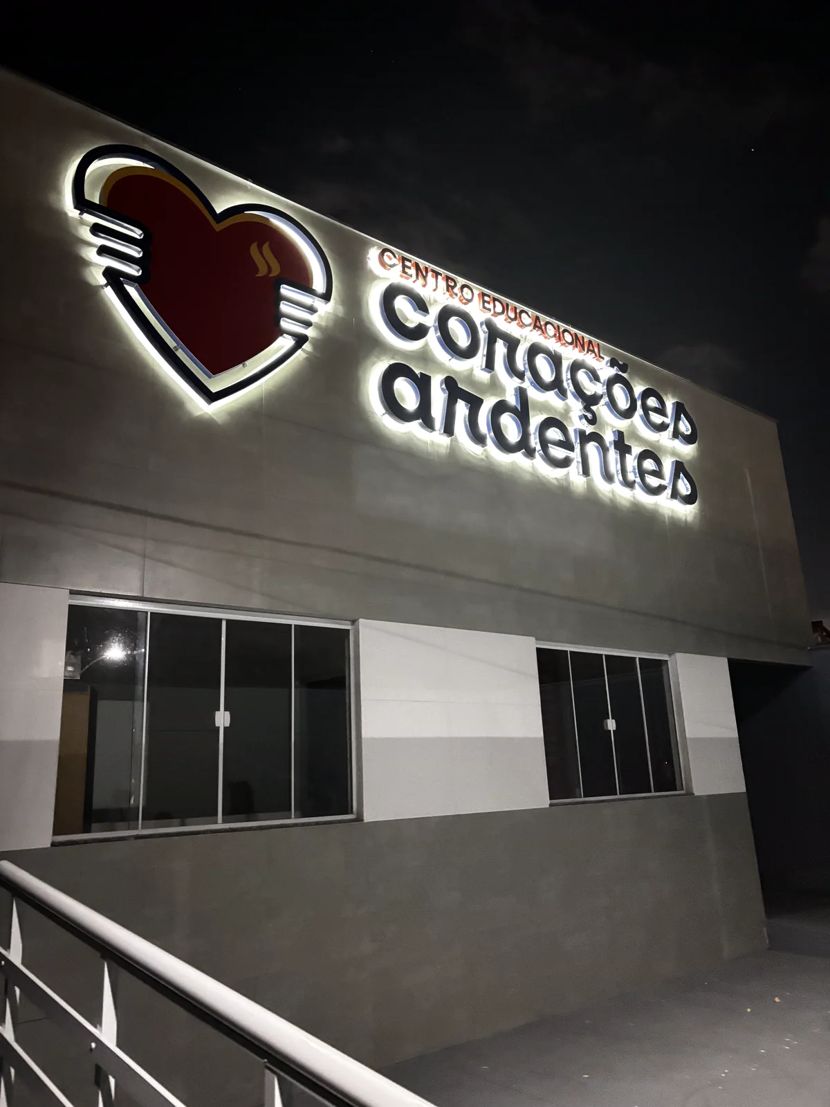 Fachada iluminada do Centro Educacional Corações Ardentes